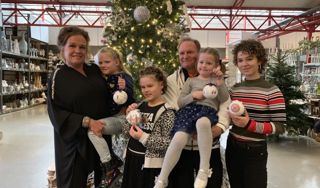 KiKa-ambassadeur Xandra Brood met de vier ontwerpers van de KiKa-kerstballen