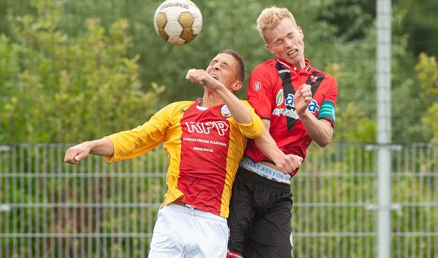 Daan Burgering (rechts op de foto) denkt dat Vitesse Delft in de tweede seizoenshelft meer punten zal pakken en zich veilig zal spelen. "Want we raken steeds beter op elkaar ingespeeld. (foto: Roel van Dorsten)
