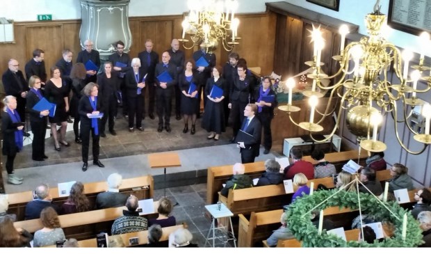 Het kerstjuweeltje van Delft Blue in de Lutherse Kerk. (foto: Leo Veldmuis)
