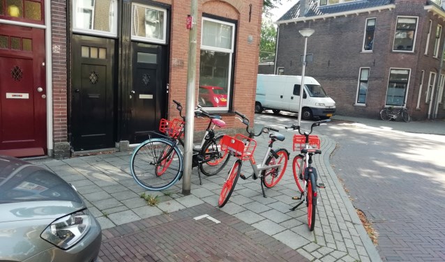 Een voorbeeld van 'scheef' geparkeerde Mobikes (Foto: Peter Ancher)