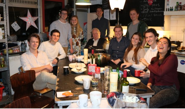 Studenten dineren met gasten van het Jessehof.