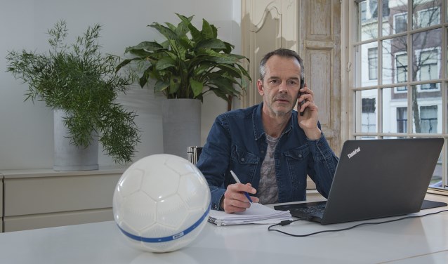 Leo van Marrewijk, als speler al verslaggever, kijkt tegenwoordig vaker bij zijn handballende kinderen dan bij SV Den Hoorn. (foto: Roel van Dorsten)