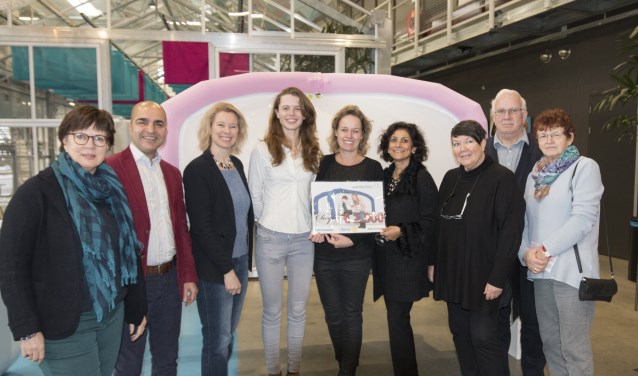 Oprichtster Maud Halkes krijgt een cheque en de CloudCuddle van Irene Jacobs, Salah Al-Haidari en Lotte Leufkens. (Foto: PR)