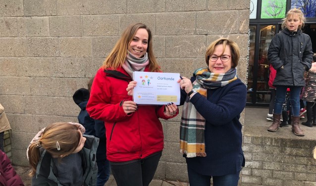 De oorkonde werd uitgereikt aan ZieZoo TSO coördinator Anita die deze oorkonde, samen met Sheila Hoogland van TSO-Voorbeeldschool, onder applaus van de kinderen mocht ondertekenen.