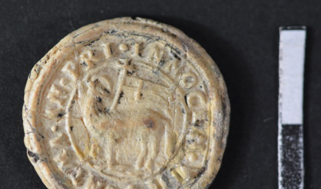 Een medaillon van zuiver bijenwas. (Foto: PR)