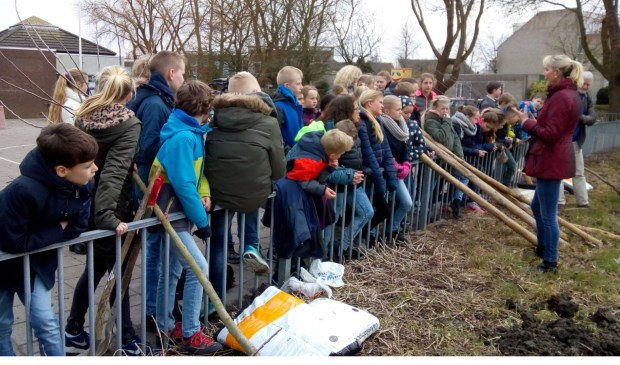 De leerlingen aan het werk op het schoolplein van de Mariaschool.