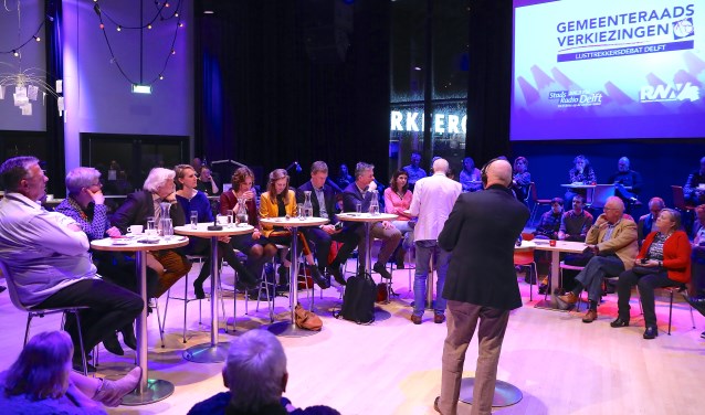 Het debat met op de rug gezien de discussieleiders.