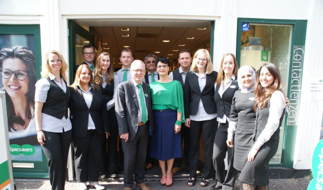Het voltallige huidige team van Specsavers Delft, met centraal Henk van 't Hof. (Foto: Archief/ML)