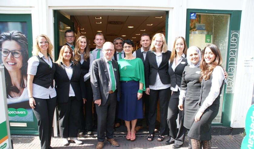 Het voltallige huidige team van Specsavers Delft, met centraal Henk van 't Hof. (Foto: Archief/ML)