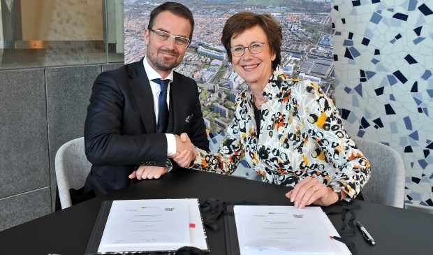 Wethouder de Prez en bestuurder Diny de Bresser van Pieter van Foreest bij de ondertekening.