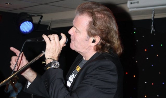Zanger Peter Vermeij vertolkt Mick Jagger in de tributeband Flight.