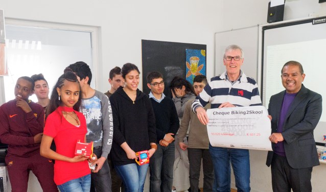 De leerlingen overhandigden de cheque aan de vrijwilligers van Voedselbank Delft. (Foto en tekst: Martin Groen)