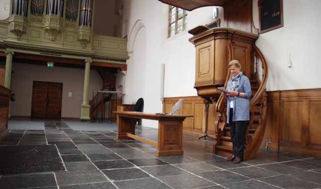 Tina Geels vooraf bij een meditatiesessie die Vrijzinnig Delft organiseert voor zijn leden in de Waalse kerk