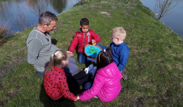 Leerlingen van De Schatkaart spelen het Kikkerbordspel.