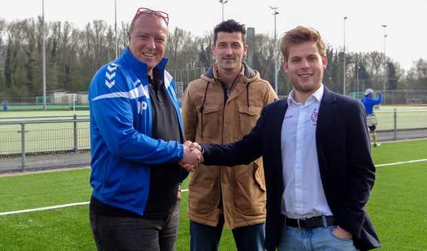 Van links naar rechts: trainer Martin de Graaf, Peter Boerefijn van Unit Sport & Cultuur, en voorzitter Mitchel Knipscheer van Ariston'80.