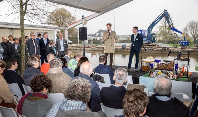 Bestuurskundige Menno Spaan presenteerde zijn boek aan de Minister van Binnenlandse Zaken (Foto: PR)