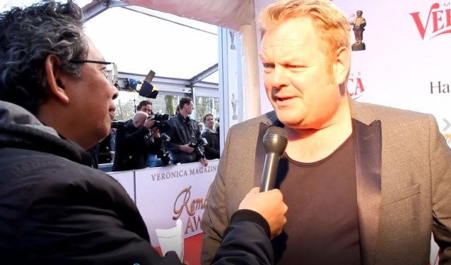 Welke bekende acteur en zanger wordt door Charles van Harling geïnterviewd?