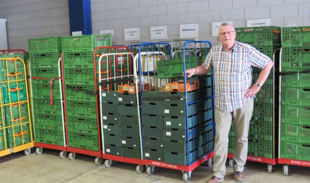 Voorzitter Hans Mostert regelt samen met andere vrijwilligers dat het voedsel op de juiste uitdeelplekken terecht komt