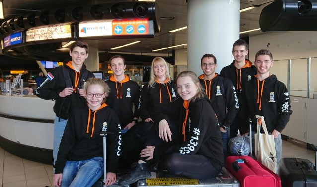 Het Stanislasteam ging in Detroit de strijd aan met hun zelfgebouwde robot. (v.l.n.r: Max, Julia, Wendel, Cindy Mevis, Brenda, Bas, Bram en Tomas)