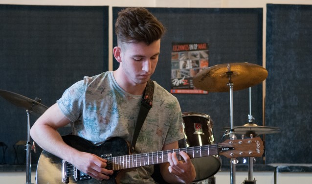 Muzikale talenten op het podium bij Rootz Muziekschool (foto: Liesbeth Bergen)