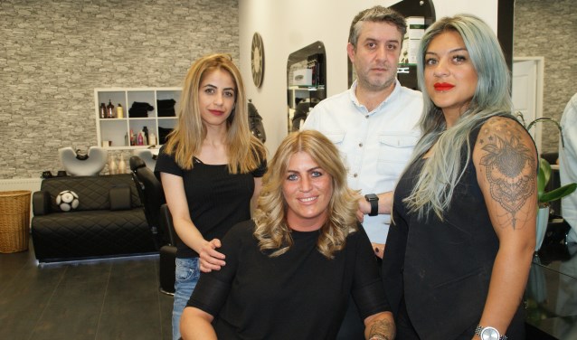 Het team van De Nieuwe Roos, bestaande uit van links naar rechts Filiz, Deborah, Serkan en Sevda.