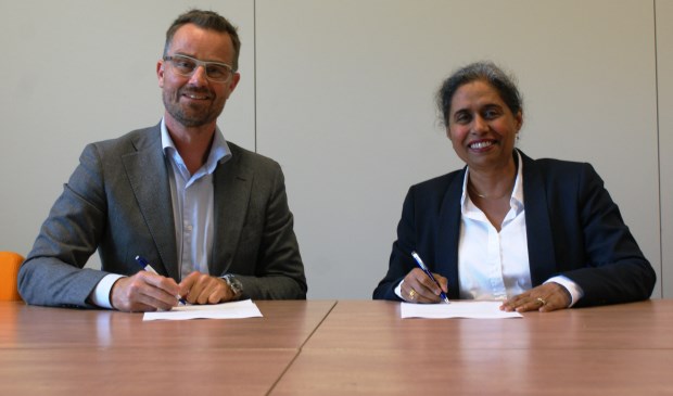 De ondertekenaars Raimond de Prez (links) en Iris Bandhoe van de Gemeente Delft en GGZ Delfland.