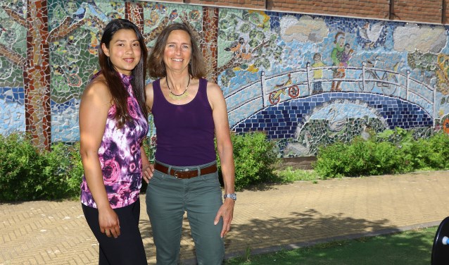 Claudia Marcela Latorre en Nan Deardorff - McClain bij het prijswinnende mozaiek aan het Achterom (tekst: Esther Luijk, foto: Koos Bommelé)