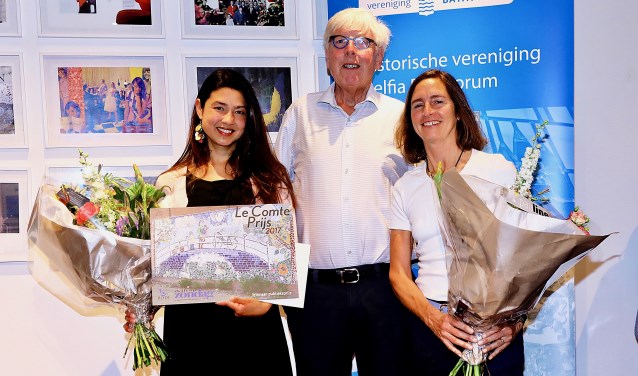 v.l.n.r. Winnares en industrieel ontwerpster Claudia Latorre, nachtburgemeester Leo Quack en kunstenares Nan Deardorff-McClain