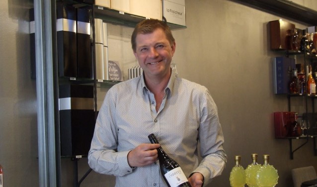 Arjan Bezemer heeft niet alleen alledaagse, maar ook bijzondere dranken in huis. (Foto: EvE)