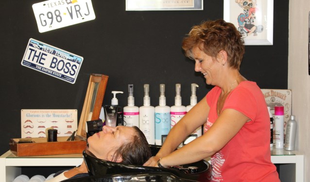 Chantal en haar collega's nemen dames en heren professioneel onder handen. (Foto: EvE)
