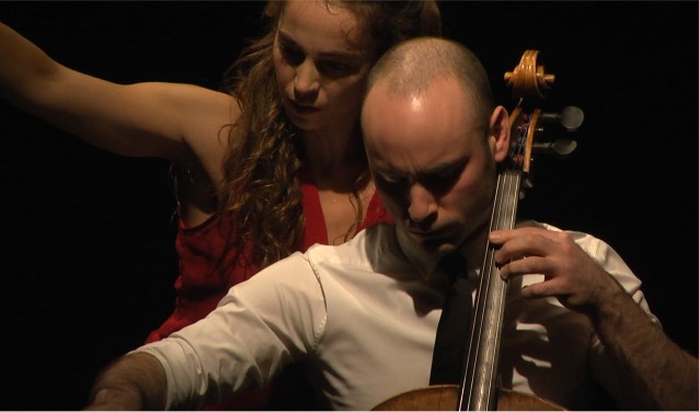 Danseres Heather Ware en cellist Jakob Koranyi. Hun programma Reapproaching Bach is te zien op zondag 5 augustus in De Sigarenfabriek.