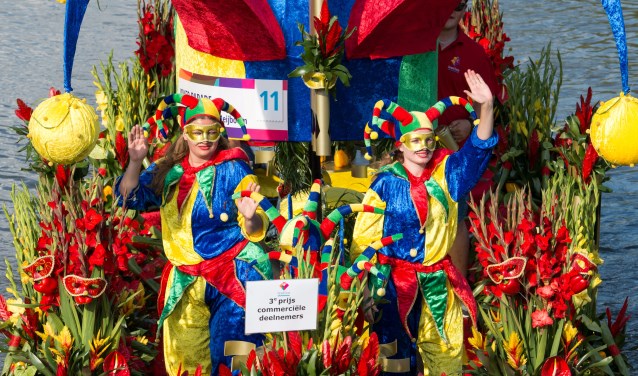 De scouts met de narrenkappen zijn intussen een begrip van het Varend Corso geworden