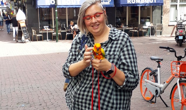 Wendy met haar zonparkiet 222