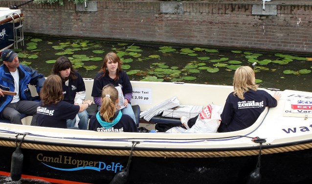 De krantenjongens en -meisjes bezorgen u de Varend Corso-bijlage van Delft op Zondag vanaf het water, per Canal Hopper. (foto: Koos Bommelé)