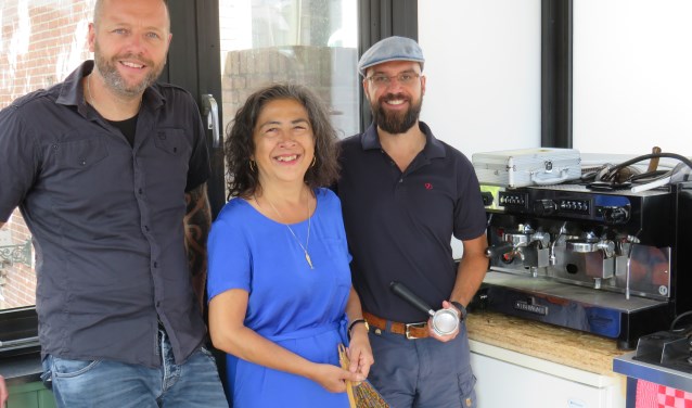 Hein Laakes, Loly Tentuwa en Herbert van Schelven zijn trots op het nieuw geopende Koffiehuisje op de Brug