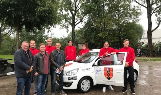 Spelers van Hudito H1, hier samen met sponsors AM, Maltha en Autoschool Ontrack, zijn blij met de door Rodi Sign & Print bestickerde auto