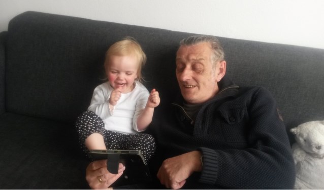 Een altijd goedlachse Julie samen met haar 'Opi'