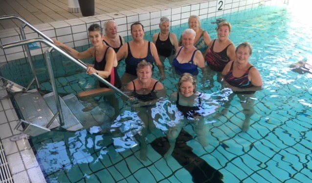 Bezoekers van het Sportfondsenbad aan de Weteringlaan zijn in hun nopjes met de nieuwe, luie trap