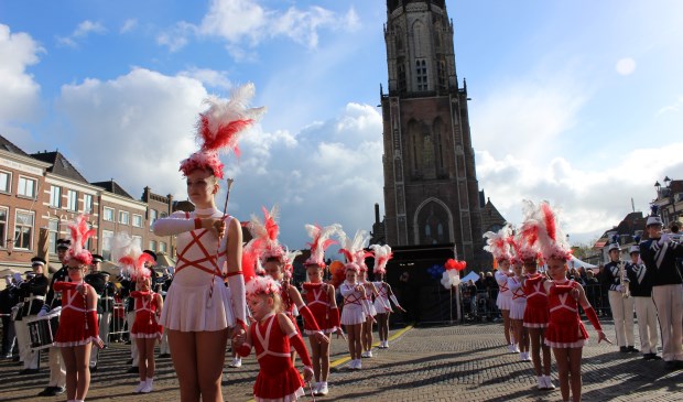 Een optreden van Twirlteam Colours op de Markt.