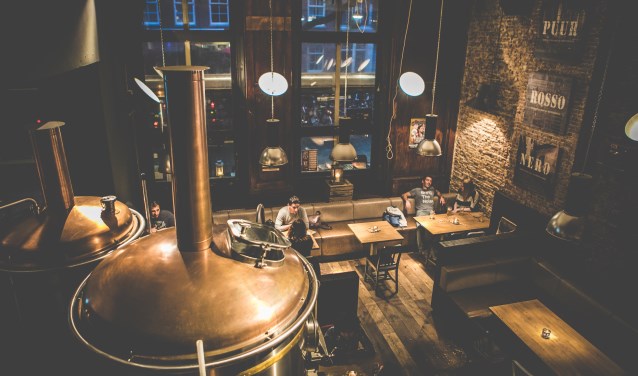 Bij de Bierfabriek worden de bieren midden in het restaurant gebrouwen