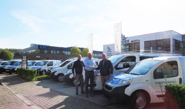 Peter Wijnmaalen (r.) is blij met Arno Preuninger (m.) en Peter Jonkers Both (l.)