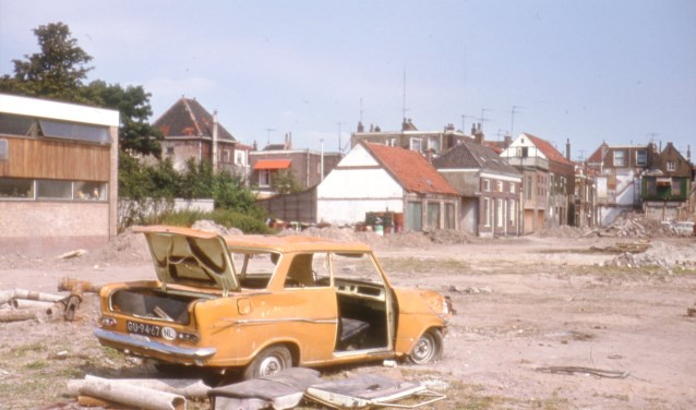 Gesloopte auto op braakliggend terrein In de Veste, circa 1970 (TMS 259458) (foto: Arie Schüller)