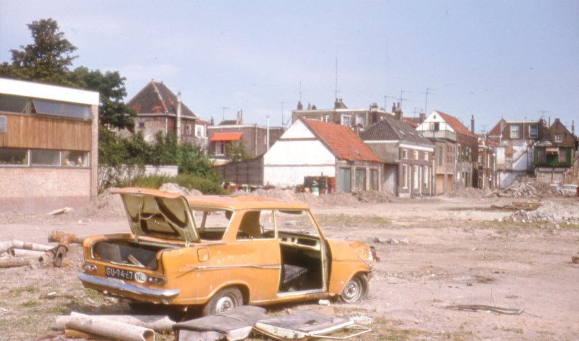 Gesloopte auto op braakliggend terrein In de Veste, circa 1970 (TMS 259458) (foto: Arie Schüller)