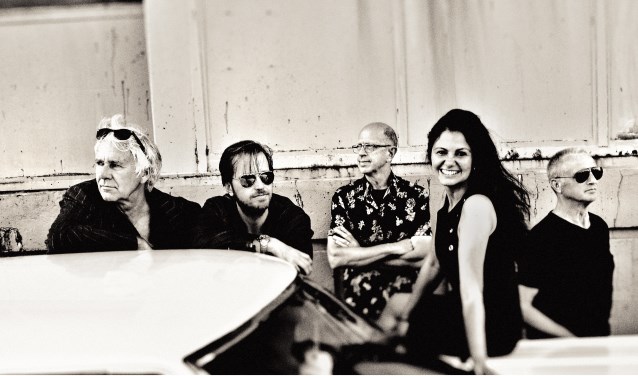 De band Nightcall treedt op in Café Restaurant de V