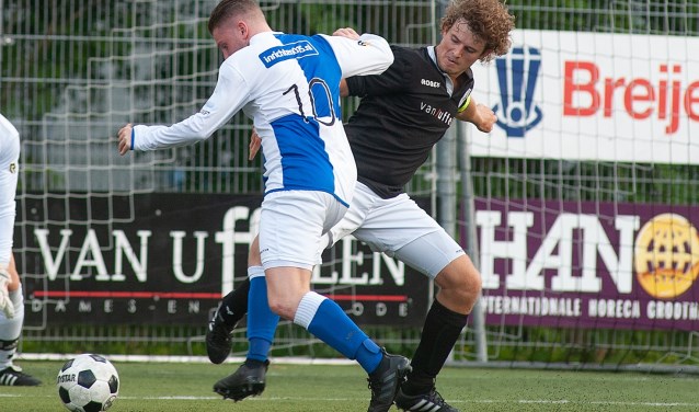 Wippolder en Concordia (hier Daley Uythoff tegenover Robin van Rijn) moeten in de tweede seizoenshelft aan de bak om definitief afstand te nemen van de onderste regionen in de tweede klasse. (foto: Roel van Dorsten)