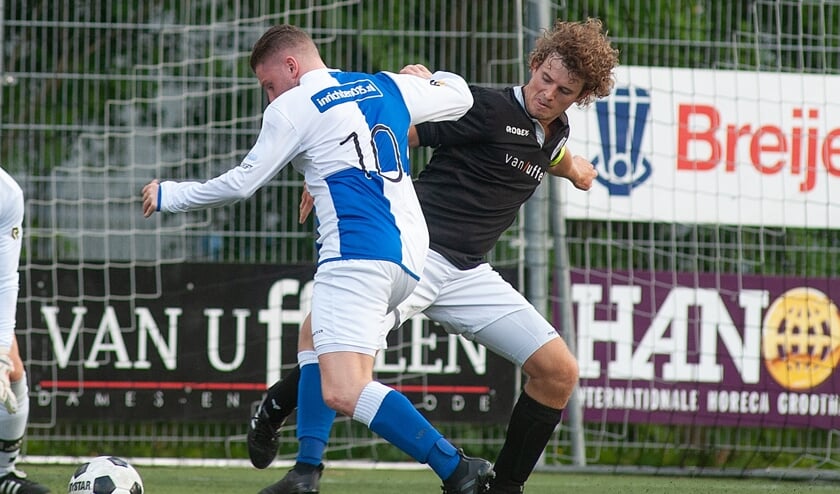 Wippolder en Concordia (hier Daley Uythoff tegenover Robin van Rijn) moeten in de tweede seizoenshelft aan de bak om definitief afstand te nemen van de onderste regionen in de tweede klasse. (foto: Roel van Dorsten)