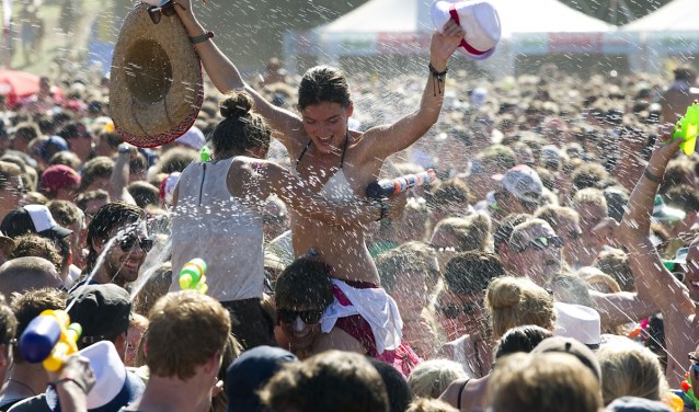 18-8-2012 Biddinghuizen, Lowlands.Festivalbezoekers van het twintigste Lowlands festival in een watergevecht dat via twitter georganiseerd werd.