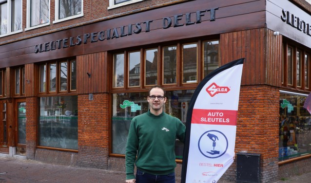 Jeroen van der Werf voor de nieuwe winkel op de hoek van de Choorstraat.
