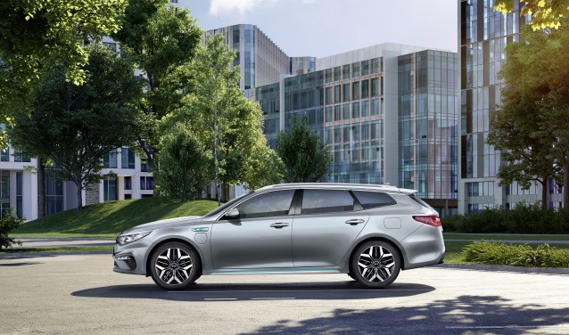 Het zij-aanzicht van de KIA Optima SW PHEV.