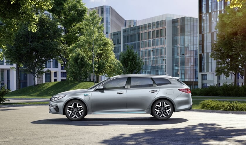 Het zij-aanzicht van de KIA Optima SW PHEV.